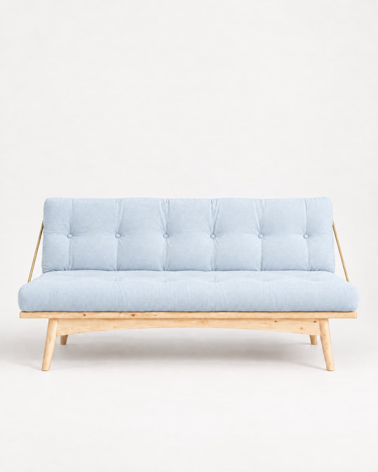 Futon Folk en modo sofá con funda Cielo: base de pino claro sobre patas y varillas color latón